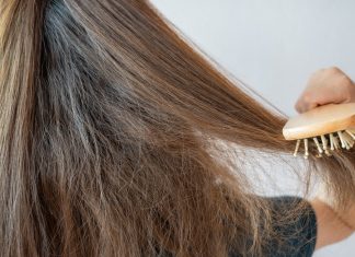 Sposób na puszące się włosy. Wydaje się dziwny, ale działa!