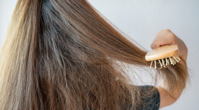 Sposób na puszące się włosy. Wydaje się dziwny, ale działa!