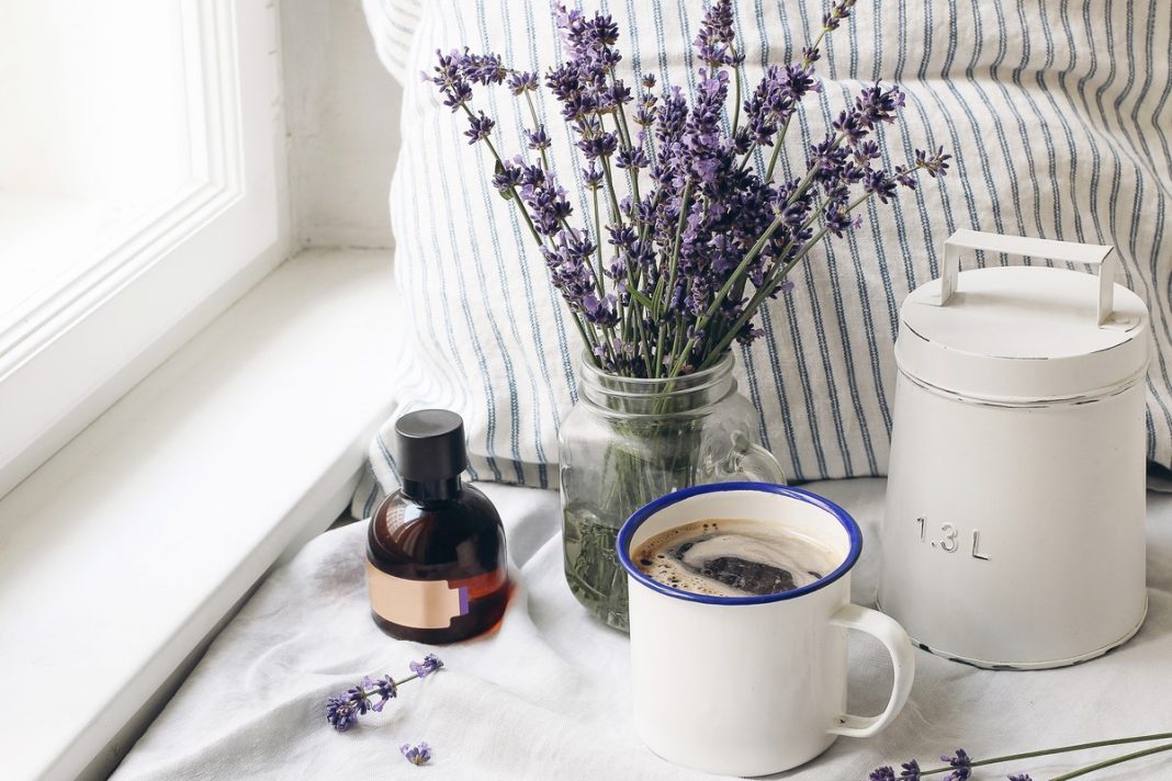 Francuzki dodają to do kawy zamiast mleka. Brzuch szybko zrobi się płaski