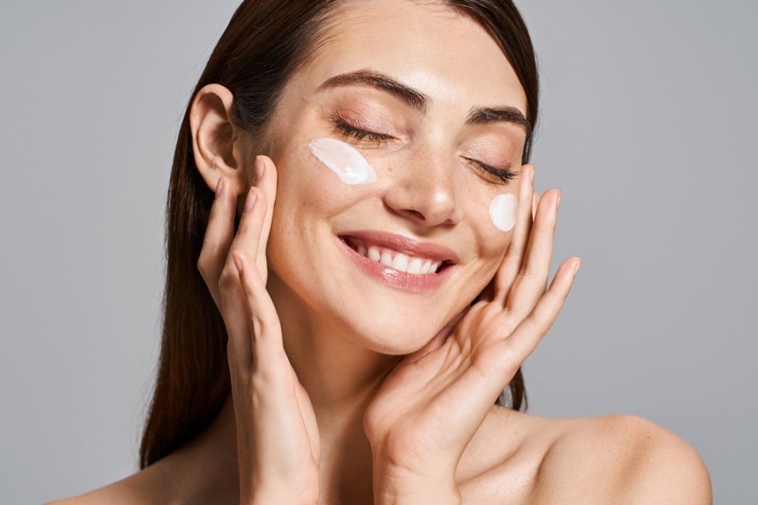 Trzy świetne kremy dla 40-latek. Żaden nie kosztuje więcej niż 20 zł