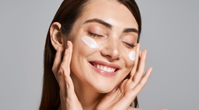 Trzy świetne kremy dla 40-latek. Żaden nie kosztuje więcej niż 20 zł