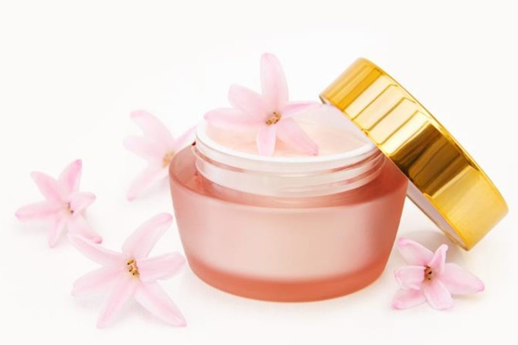 Wszyscy polują na ten krem. Ma końską dawkę kolagenu i witaminy E, teraz kosztuje 5 zł