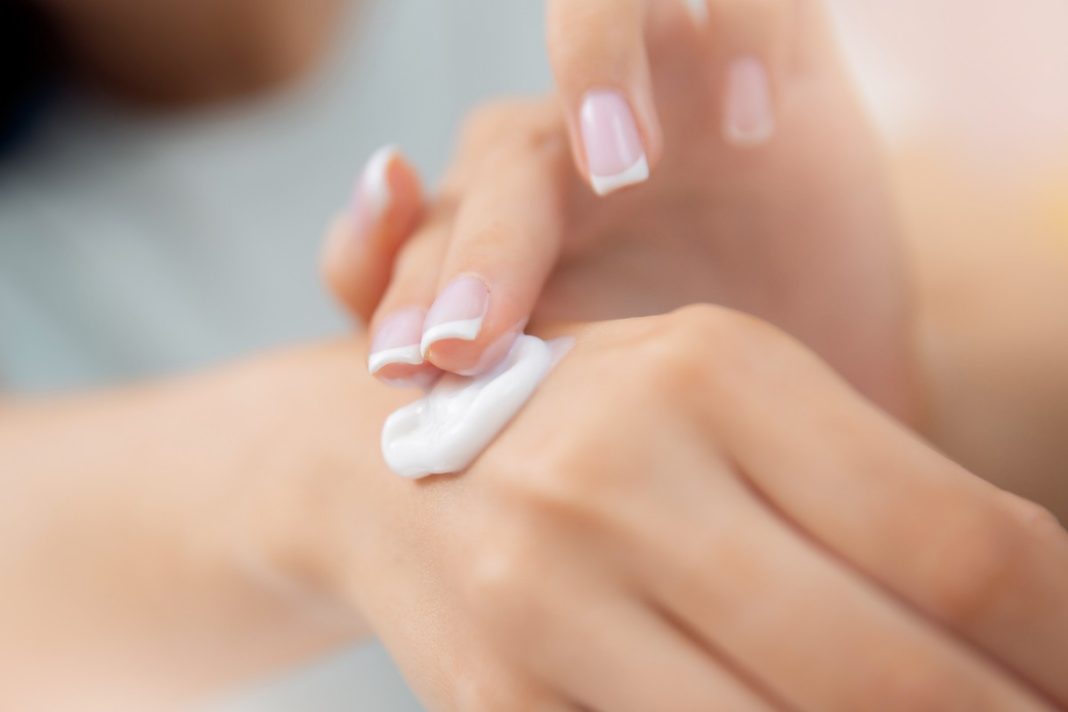 Ten tani krem z wodą termalną działa jak otulający kompres. Złagodzi każde podrażnienie