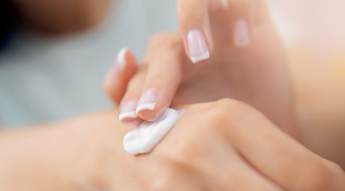 Ten tani krem z wodą termalną działa jak otulający kompres. Złagodzi każde podrażnienie