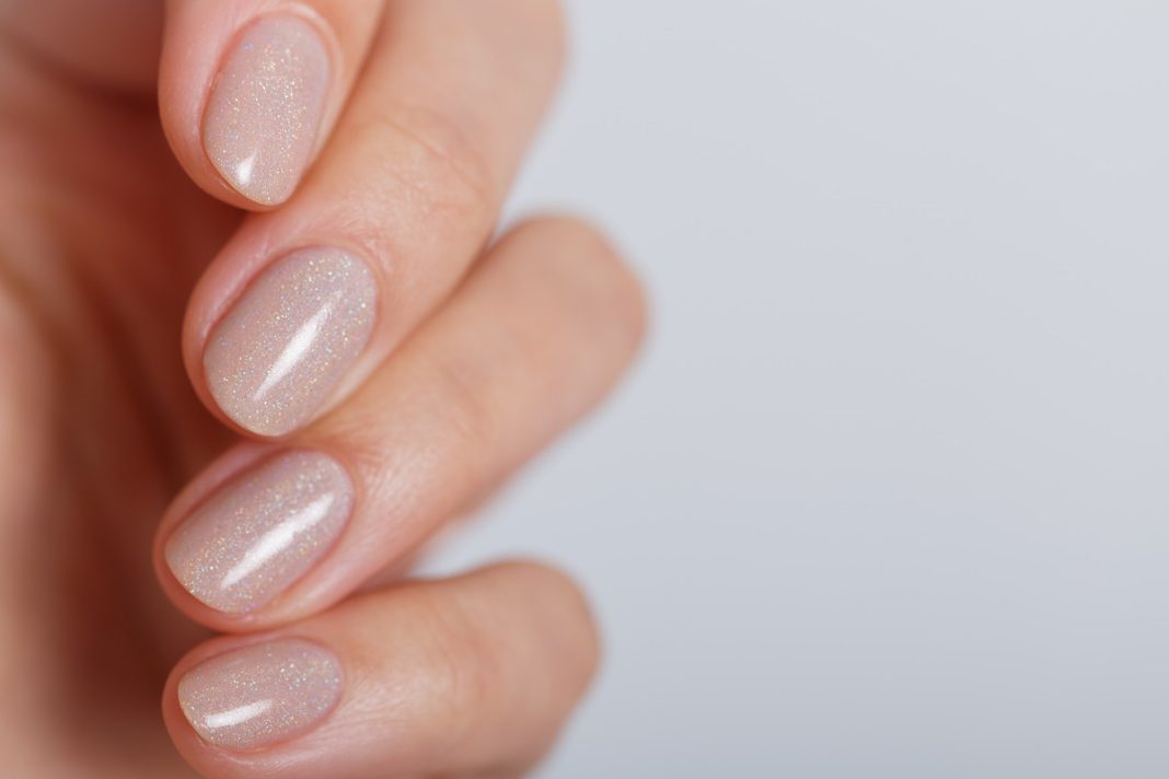 Diamentowa odżywka wzmocni łamliwe paznokcie. Daje efekt subtelnego manicure