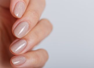 Diamentowa odżywka wzmocni łamliwe paznokcie. Daje efekt subtelnego manicure