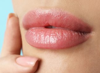 Ciągle sucha usta? Zaaplikuj na noc ten krem. Czyni cuda!