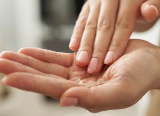 Koją podrażnienia, zapobiegają powstawaniu krostek po goleniu i… potęgują przyjemność. Te olejki intymne warto mieć w kosmetyczce