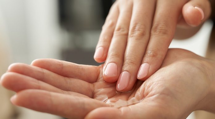 Koją podrażnienia, zapobiegają powstawaniu krostek po goleniu i… potęgują przyjemność. Te olejki intymne warto mieć w kosmetyczce