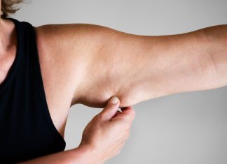 Jak się pozbyć „pelikanów”? To najlepszy patent na obwisłe ramiona
