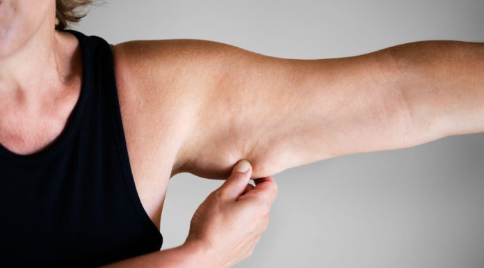 Jak się pozbyć „pelikanów”? To najlepszy patent na obwisłe ramiona