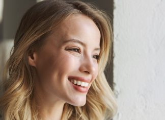Sekret francuskiego make-up „no make-up” – trzy kroki do pięknej cery
