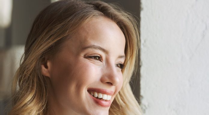 Sekret francuskiego make-up „no make-up” – trzy kroki do pięknej cery