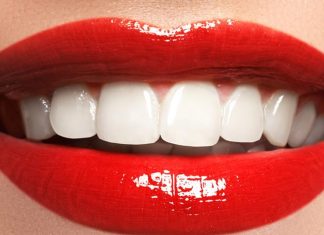 To ulubiona francuska pasta aktorów i stewardess. Ma czerwony kolor, mocno wybiela zęby