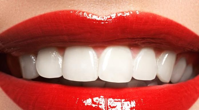 To ulubiona francuska pasta aktorów i stewardess. Ma czerwony kolor, mocno wybiela zęby