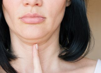 Robię ten masaż, potem wklepuję krem. Drugi podbródek znika w oczach