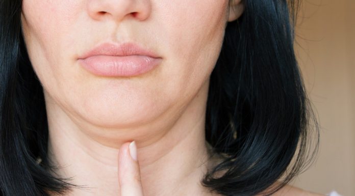 Robię ten masaż, potem wklepuję krem. Drugi podbródek znika w oczach