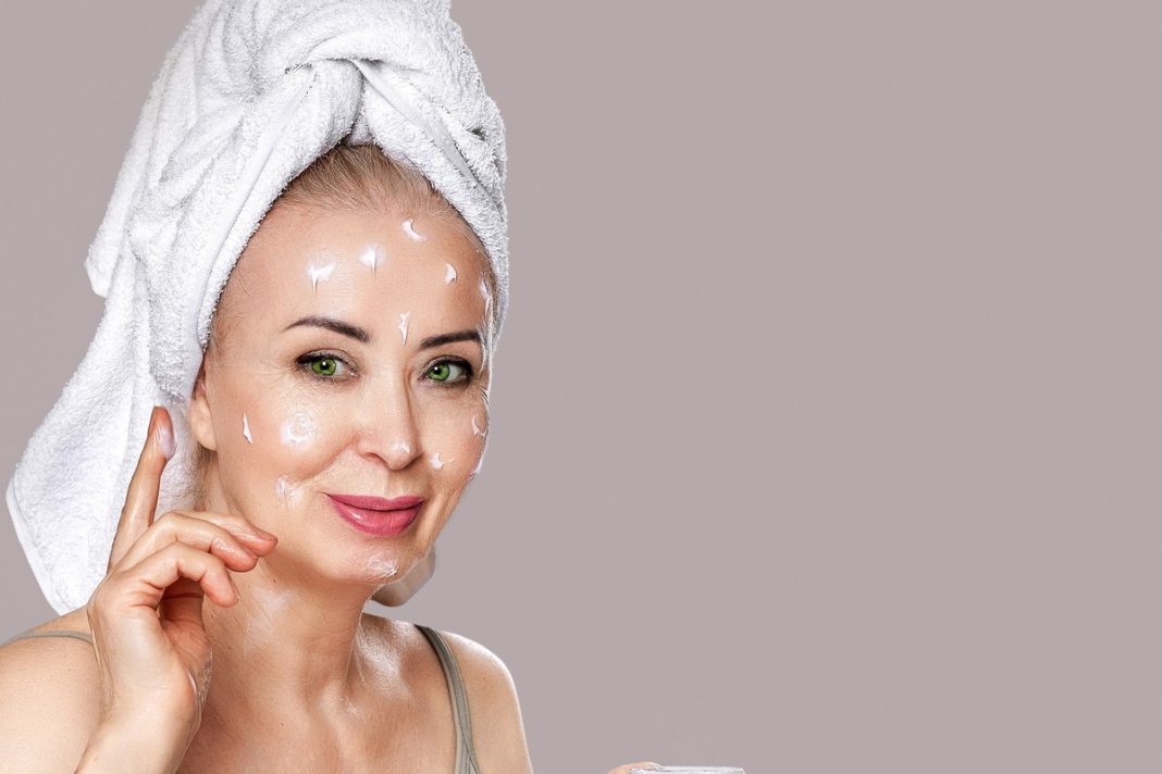 TOP 3 kremy z odmładzającym koenzymem Q10. Przeciwzmarszczkowe hity dla dojrzałej skóry