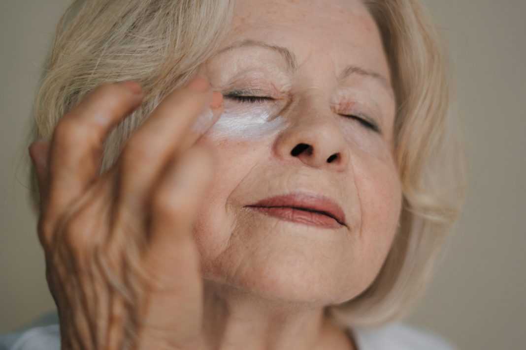 Krem pod oczy z ceramidami redukuje opuchliznę i mocno nawilża. 60-latki go uwielbiają!