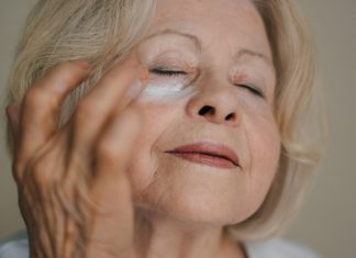 Krem pod oczy z ceramidami redukuje opuchliznę i mocno nawilża. 60-latki go uwielbiają!