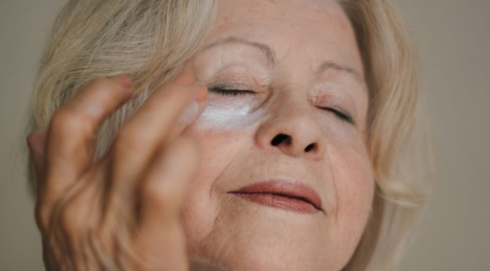 Krem pod oczy z ceramidami redukuje opuchliznę i mocno nawilża. 60-latki go uwielbiają!