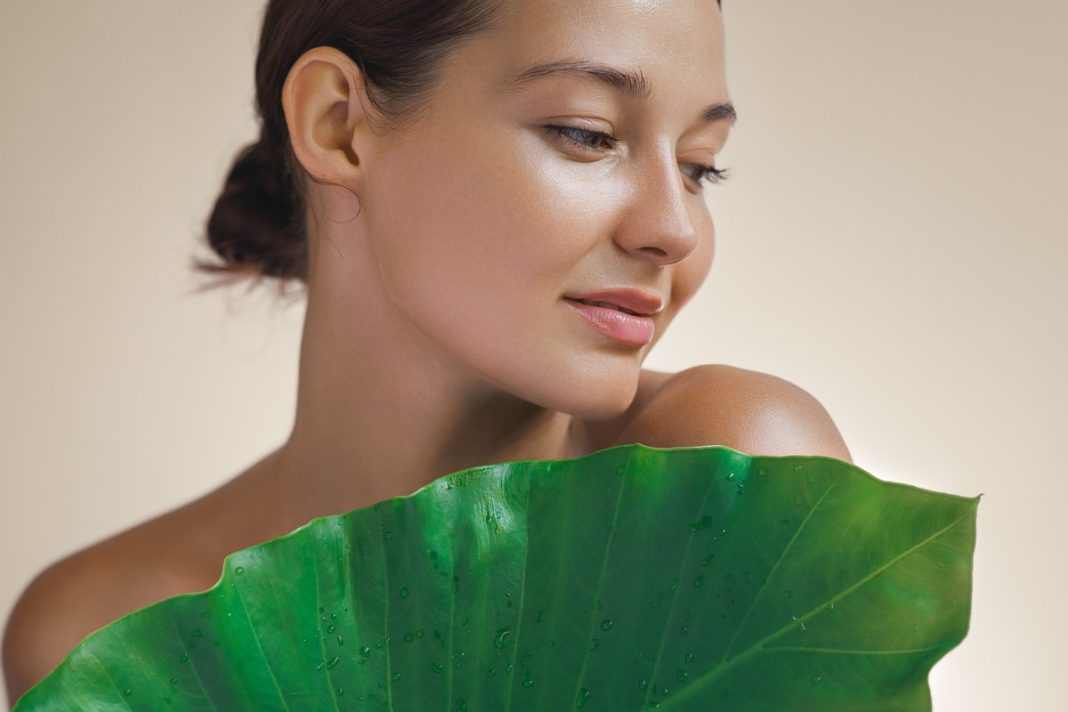 Ten złocisty krem BB z kurkumą zmienia wszystko. Upiększa cerę, a do tego usuwa przebarwienia. Magik!