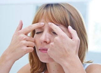 Nadaje twarzy smutny i surowy wygląd. Jak pozbyć się lwiej zmarszczki?