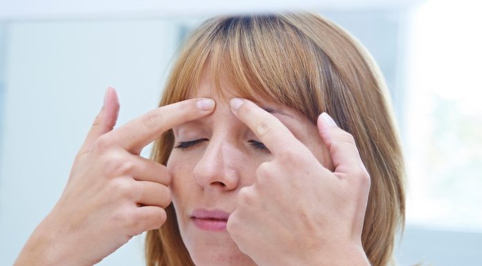 Nadaje twarzy smutny i surowy wygląd. Jak pozbyć się lwiej zmarszczki?