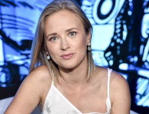 Przyszła w „slip dress”. Tak wyglądała na premierze