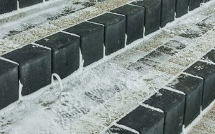 Rozsyp na chodniku zamiast soli. Genialny patent