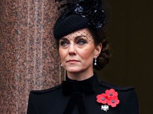 Księżna Kate oddała hołd żołnierzom. Nakrycie głowy przyciągało uwagę