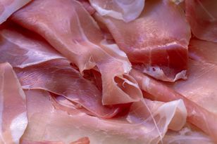 Widzisz na wędlinie tęczowy połysk? Zobacz, co oznacza