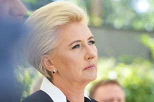 Agata Duda w beżowym garniturze. Cygaretki poszły w odstawkę