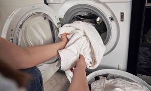 Wlej do pralki. Wystarczą trzy łyżki, by ręczniki były miękkie i pachnące