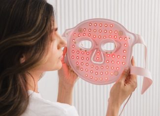 Ta maska wygląda kosmicznie, ale przywraca w skórze kolagen. Aktywnie odmładza