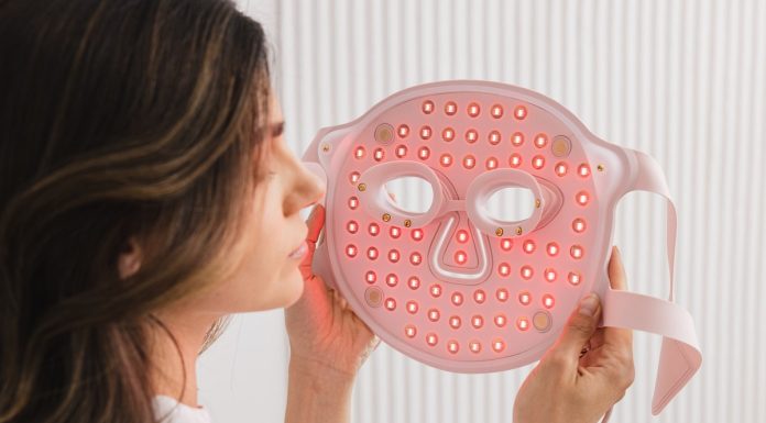 Ta maska wygląda kosmicznie, ale przywraca w skórze kolagen. Aktywnie odmładza