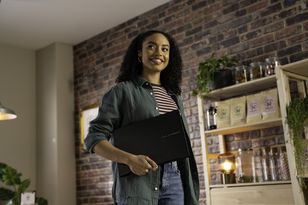 Z takim laptopem będziesz zawsze na czasie – poznaj funkcje, które ułatwią życie współczesnej kobiecie!