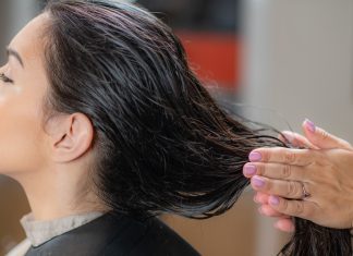 Ten koloryzujący szampon w kilka minut odejmie kilka lat. Perfekcyjnie pokrywa siwe włosy