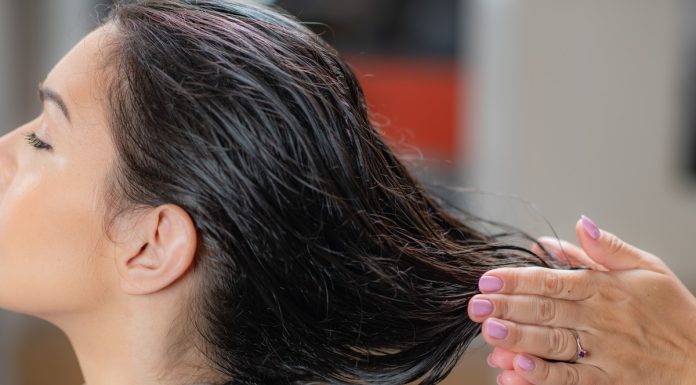 Ten koloryzujący szampon w kilka minut odejmie kilka lat. Perfekcyjnie pokrywa siwe włosy