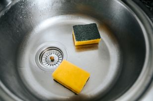 Wciąż popełniasz ten błąd? Tam nigdy nie wrzucaj gąbek do naczyń