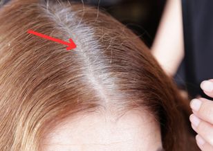 Nałóż na włosy po umyciu. Naturalny „odsiwiacz” zdziała cuda