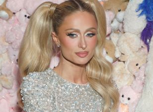 Paris Hilton zniewala w błyszczącej kreacji. Nie zabrakło prześwitów
