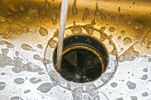 Wrzuć do zlewu i odkręć kran. W mig wyczyścisz odpływ