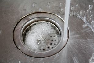 Kosztuje nie więcej niż 4 zł. W mig udrożnisz odpływ