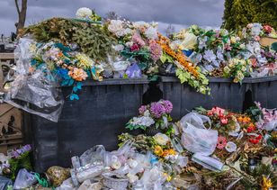Wyrzucasz znicze do pojemnika na szkło? Ten błąd może słono cię kosztować