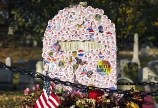 Amerykanki przyozdobiły jej grób naklejkami