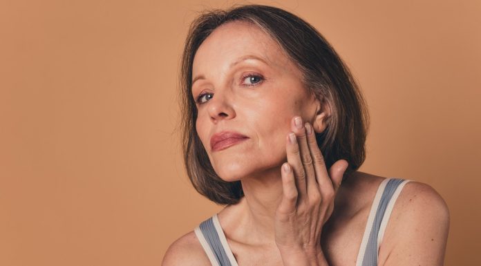 Chcesz skutecznie odmłodzić buzię? Nakładaj ten preparat na noc, a nigdy nie pomyślisz o botoksie