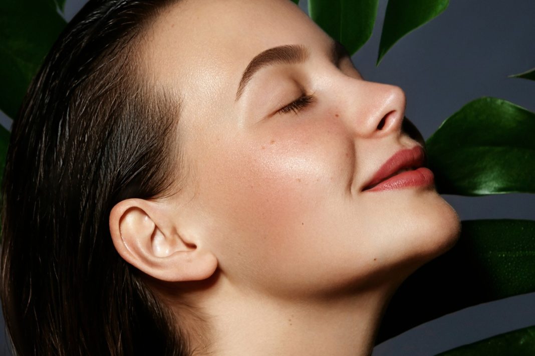 Krem-olejek z ekstraktem z miodu wygładza skórę przez noc.