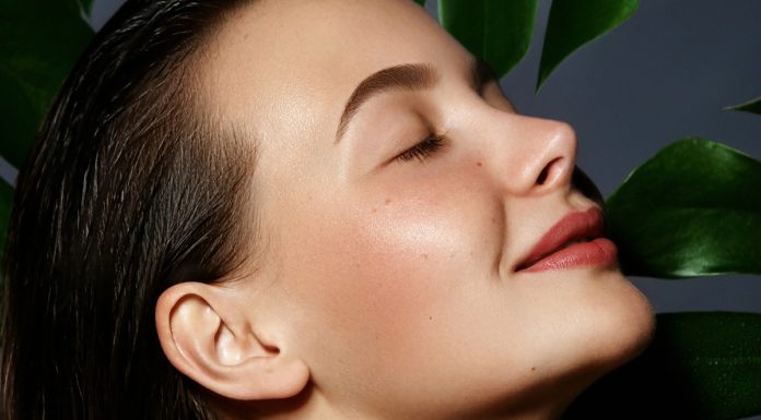 Krem-olejek z ekstraktem z miodu wygładza skórę przez noc. „Ulubiony w okresie grzewczym!”