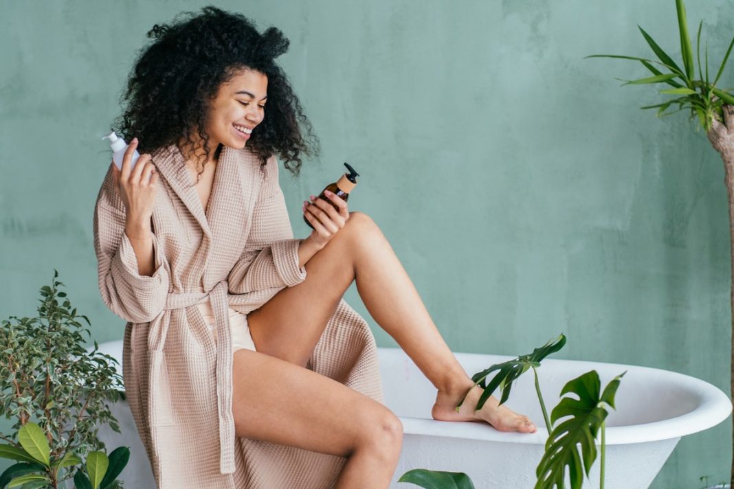 Pomagają na trądzik, łupież i wiele innych problemów skórnych. Zobacz kosmetyki z siarką, które warto kupić